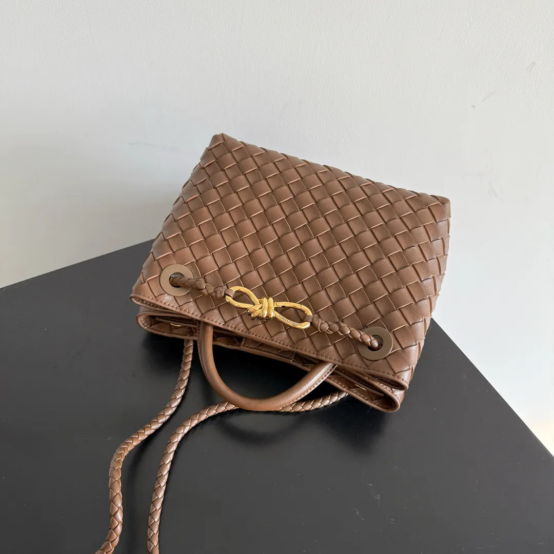 The 2023 new Andiamo batch of 1860 BV has been shipped‼ ️Really popular🔥The new Andiamo woven handbag launched by Bottega Veneta this season is really popular all over the world! ! Celebrities at home and abroad have worn it, and Oscar-winning actress Michelle Yeoh has taken it out on the street. Song Jia, Trai Yara, Yu Feihong, Sanji Ayaka, Rosie Hunting-Whiteley, Yoshioka Riho, etc. have all picked up this bag. It is classic and versatile, showing off its temperament, and the bag capacity is also large, which is very convenient for daily commuting! ! A variety of carrying methods, the shoulder straps can be adjusted by yourself, the original lambskin feels soft and delicate, and the neutral style is created to break gender boundaries and bring a more practical and longer-lasting use experience. Andiamo, which has both elegant and casual styles, perfectly interprets the true appearance of "fashionable old money style". Style No.: 743568 Color: Hazelnut Brown Size: 25*22*10.5cm